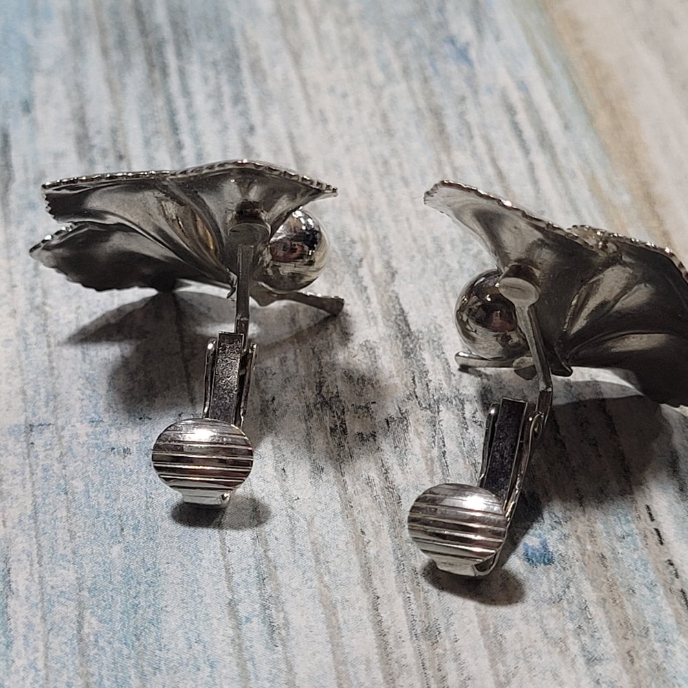 Vintage Flower Brooch and Earrings Set. - Picture 7 of 8